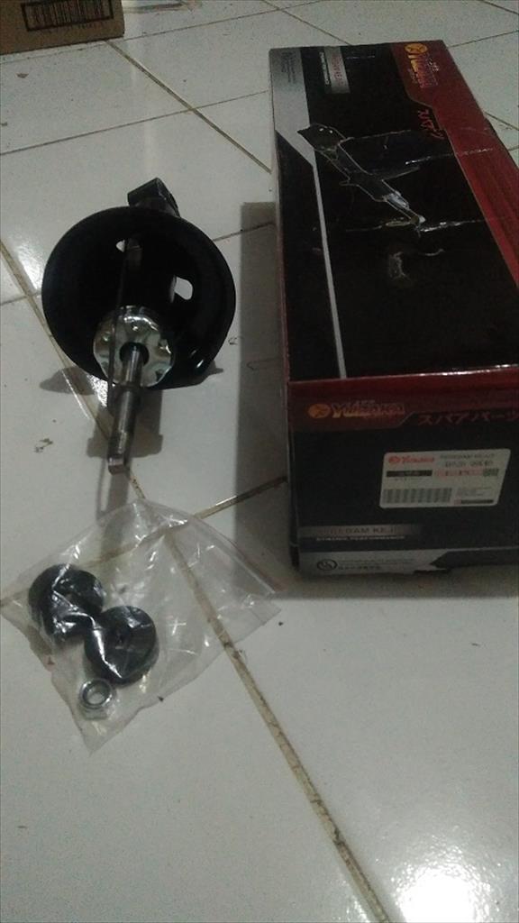 Shock Absorber Breaker Depan Kiri Toyota Innova Yuzaka 48520-09K40