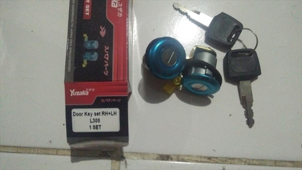 Door Lock Key Set Kunci Pintu Kiri Kanan Mitsubishi L300 2pcs OEM