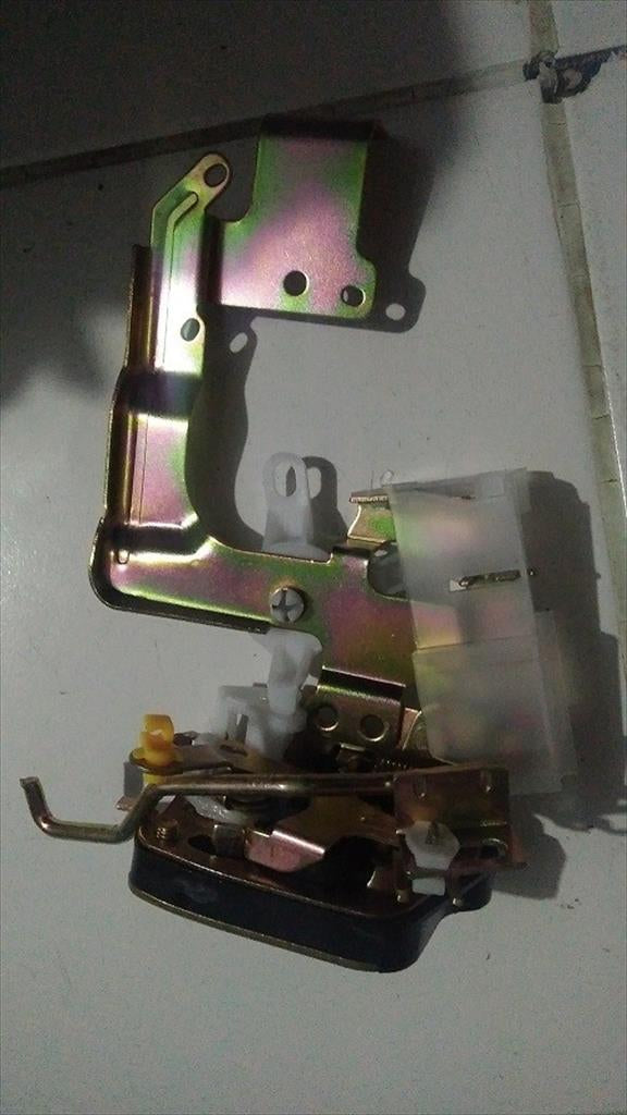 Door Lock Kunci Kancing Pintu Samping Kanan Mitsubishi L300 MB049660