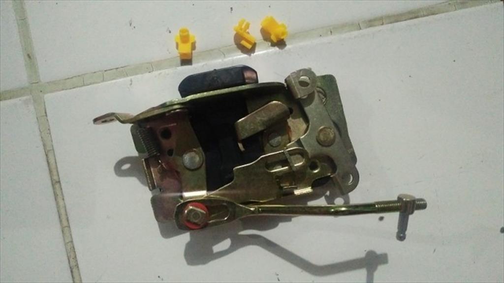 Door Lock Kunci Pintu Samping Kanan PS100 FE111 Lama MB096201